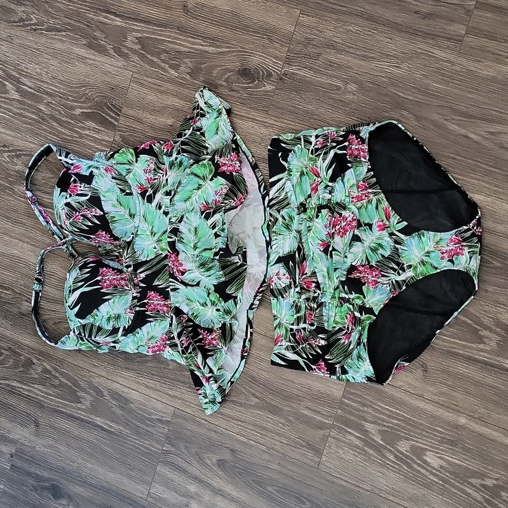Torrid 2 piece swimsuit tropical print size 2